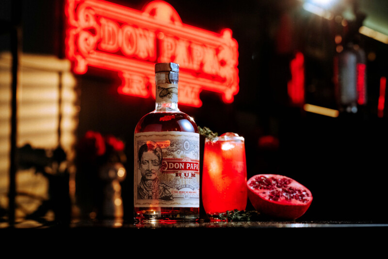 Don Papa odhalil nový vizuál pro KVIFF 2026 i festivalový cocktail roku. Monkey Bar se na jeden večer proměnil ve filmovou scénu
